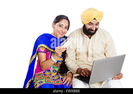 2 indische Punjabi verheiratet paar Laptop Kreditkarte online-shopping Stockfoto