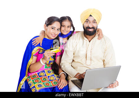 Indian Punjabi Eltern und Tochter Laptop Kreditkarte online-shopping Stockfoto