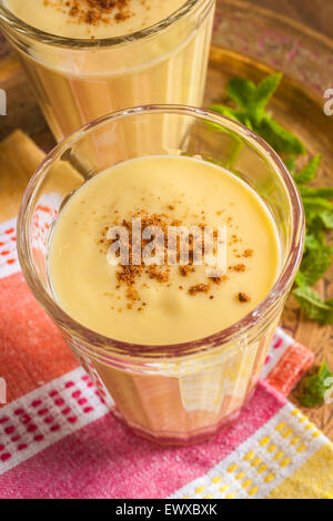 Mango Lassi machte ein beliebten Joghurt-Drink ursprünglich aus Indien mit Mango-Frucht Stockfoto
