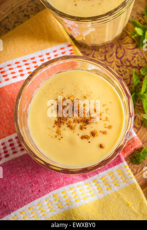 Mango Lassi machte ein beliebten Joghurt-Drink ursprünglich aus Indien mit Mango-Frucht Stockfoto