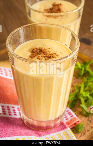 Mango Lassi machte ein beliebten Joghurt-Drink ursprünglich aus Indien mit Mango-Frucht Stockfoto