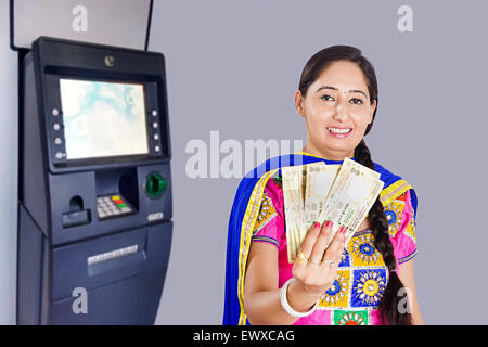 1 indische Punjabi Frau Geld zeigen Stockfoto