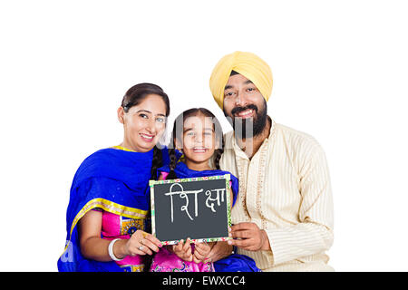 Indian Punjabi Eltern und Schüler Tochter Schiefer Board Bildung Stockfoto