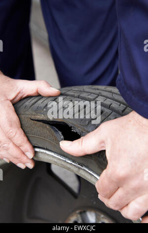 Nahaufnahme eines mechanischen Prüfung beschädigte PKW-Reifen Stockfoto