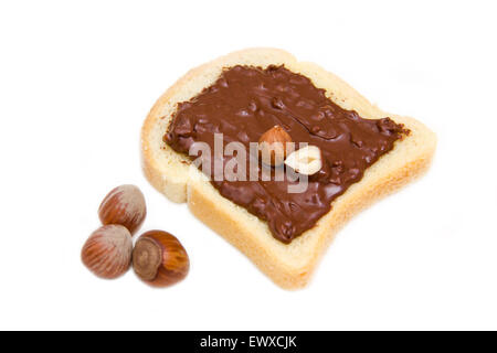 Scheibe Brot mit Schokolade Haselnuss auf weißem Hintergrund Stockfoto