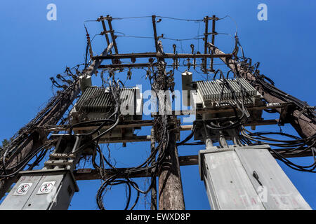 Stromversorgungs-Pylon mit einem Elektrotransformator Griechenland, Europa-Drähte im Himmel, Chaos Stockfoto