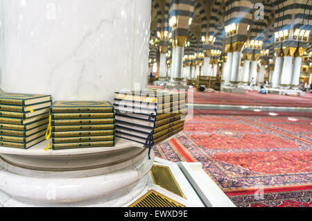 Ein Stapel von Koran Nabawi Moschee Stockfoto