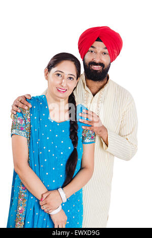 2 indische Punjabi verheiratet paar stehende pose Stockfoto