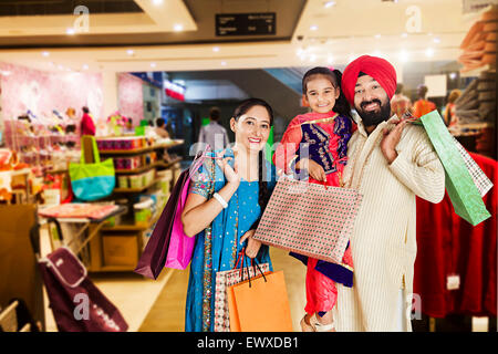 Indian Punjabi Eltern und Tochter mall einkaufen Stockfoto