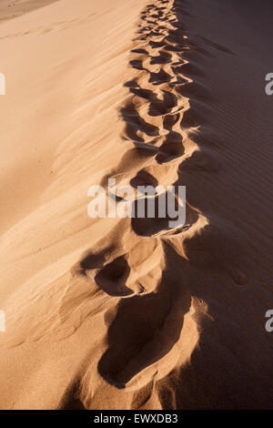 menschliche Fußabdrücke auf Düne in Hidden Vlei in der Namib-Wüste, am besten platzieren von Namibia Stockfoto
