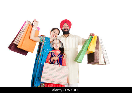 Indian Punjabi Eltern und Tochter Tasche shopping anzeigen Stockfoto