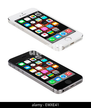 Varna, Bulgarien - 8. Dezember 2013: Apple Space Grau und Silber iPhone 5 s Anzeige 8 mobilen Betriebssystem iOS Stockfoto