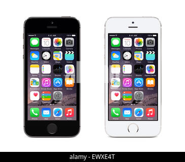 Varna, Bulgarien — 8. Dezember 2013: Apple Space Grau und Silber iPhone 5 s mit iOS 8, Handy-Betriebssystem. Stockfoto