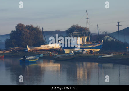 Blick auf alte traditionelle hölzerne Fischerboote in Diapori Werft bei Sonnenaufgang. Limnos / Lemnos Insel, Griechenland Stockfoto