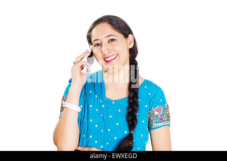 1 indische Punjabi Frau reden Handy Stockfoto