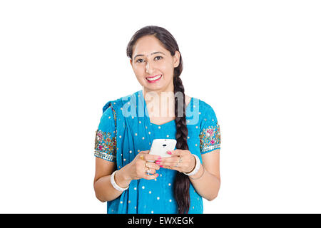 1 indische Punjabi Frau Handy wählen Stockfoto