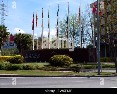 Fahnen aus verschiedenen Bereichen am Eingang in eine Stadt namens Blanes in Spanien Stockfoto
