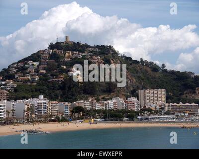 Beach Resort und Surround-Hügel, Wolken, die langsam kroch Stockfoto