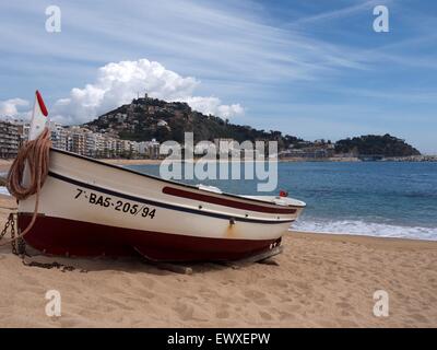 Beach Resort und Surround-Hügel, Wolken, die langsam einschleichen. Ruderboot im Vordergrund. Stockfoto