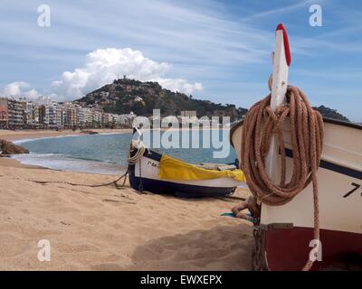 Beach Resort und Surround-Hügel, Wolken, die langsam einschleichen. Ruderboot im Vordergrund. Stockfoto