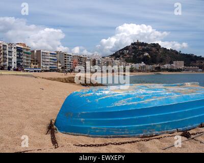 Beach Resort und Surround-Hügel, Wolken, die langsam einschleichen. Ruderboot im Vordergrund. Stockfoto