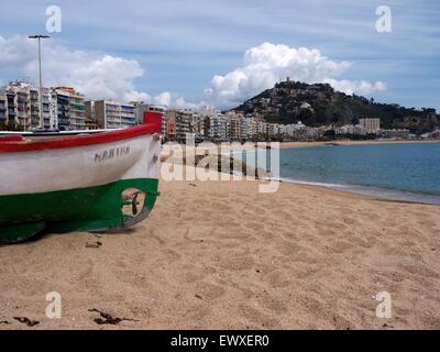 Beach Resort und Surround-Hügel, Wolken, die langsam einschleichen. Ruderboot im Vordergrund. Stockfoto