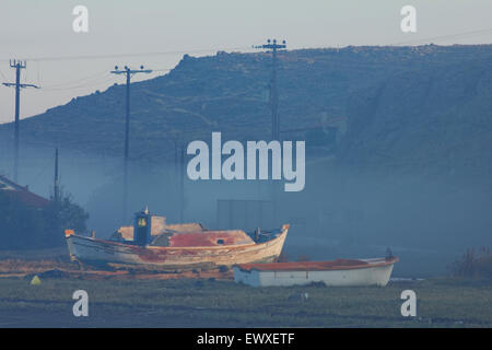 Blick auf alte traditionelle hölzerne Fischerboote in Diapori Werft. Limnos / Lemnos Insel, Griechenland Stockfoto