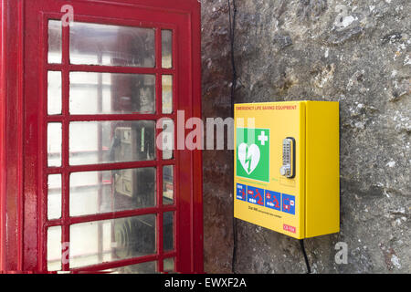 Zugriff im Notfall öffentlichen externen Defibrillator befindet sich neben einer Telefonzelle im Dorf Starbottom, Wharfedale, Yorkshire Stockfoto