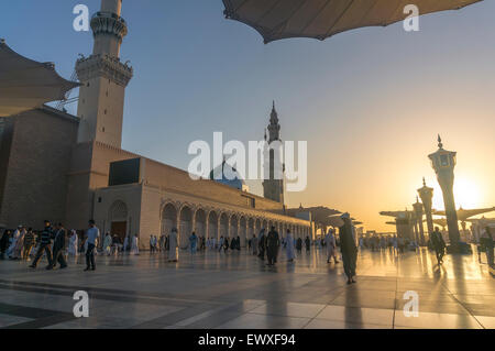 MEDINA, Saudi-Arabien - 6. März 2015: Pilger Fuß unter Riesenschirme auf Nabawi Moschee-Gelände. Stockfoto