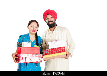 2 indische Punjabi verheiratet paar Diwali Geschenk anzeigen Stockfoto