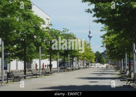 Berliner Fernsehturm aus der Fußgängerzone der Regierungsgebäude, Deutschland Stockfoto