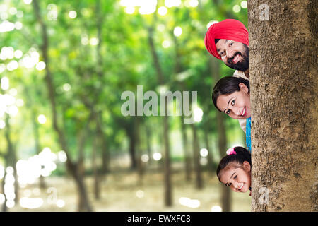 Genießen Sie indische Punjabi Eltern und Tochter Park Hide and Seek Stockfoto