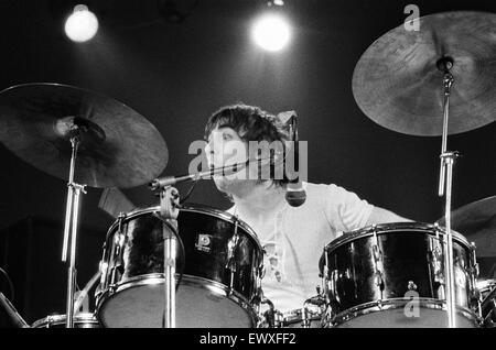 Britischer Rock-Gruppe The Who, die Durchführung auf der Bühne während eines Konzerts an der University of Reading.  Im Bild ist Schlagzeuger Keith Moon in Aktion.  2. Oktober 1971. Stockfoto