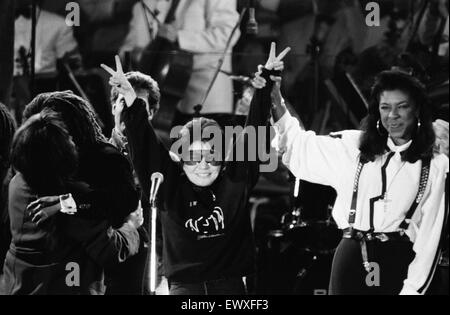 John Lennon Memorial Concert statt am Molenkopf, Liverpool. Yoko Ono und Natalie Cole auf der Bühne. 5. Mai 1990. Stockfoto