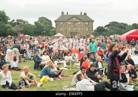 Ein 60er und 70er Jahre Konzert mit Look-a-Like Bands Beatlemania und Björn Again fand in Ormesby Hall am Samstagabend vor einem Publikum von rund 3000. 6. Juli 1998. Stockfoto