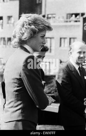 Prinzessin Diana besucht die Boyd Gericht Guinness Vertrauen Wohnsiedlung, Bracknell, Berkshire. 25. März 1988. Stockfoto