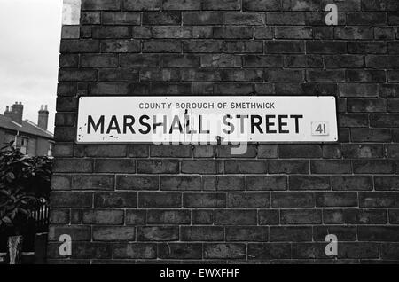 Marshall Street, Smethwick, einer Stadt in der Metropolitan Borough Sandwell, in den West Midlands von England. 7. Dezember 1964. Stockfoto