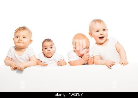 Niedlichen Babys stehen in einer Reihe auf dem weißen Hintergrund Stockfoto
