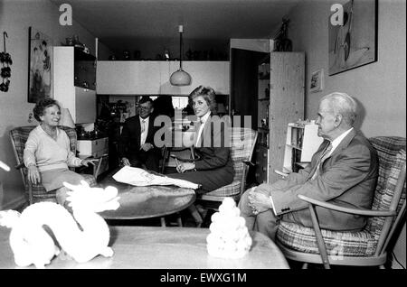 Prinzessin Diana besucht die Boyd Gericht Guinness Vertrauen Wohnsiedlung, Bracknell, Berkshire. 25. März 1988. Stockfoto