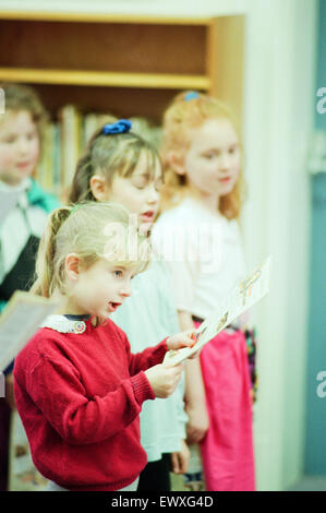 Kinder von Abingdon Junior School Aufsehen ganz wenn sie Weihnachtslieder bei Middlesbrough Zentralbibliothek, 9. Dezember 1992 sangen. Stockfoto