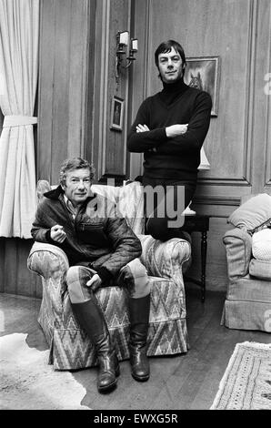 Professional jockey Lester Piggott mit Pferdetrainer Henry Cecil bei Warren Ort, Newmarket. 22. März 1981. Stockfoto