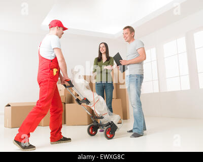 Bote bringt Statue zu junges Paar in neues Zuhause Stockfoto