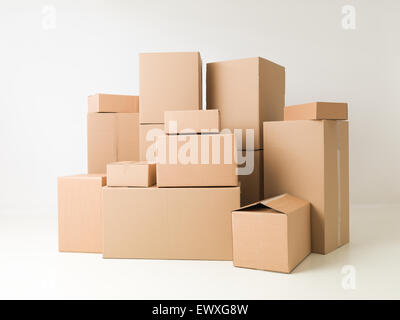 Stapel von Kartons auf weißem Hintergrund Stockfoto