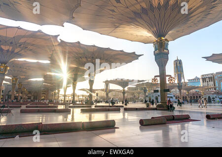 MEDINA - März 06: Mat Rollen für die Reinigung bei Nabawi Moschee zusammengesetzte am 6. März 2015 in Medina, Saudi-Arabien. Nabaw Stockfoto