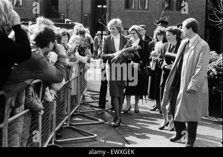 Prinzessin Diana besucht die Boyd Gericht Guinness Vertrauen Wohnsiedlung, Bracknell, Berkshire. 25. März 1988. Stockfoto