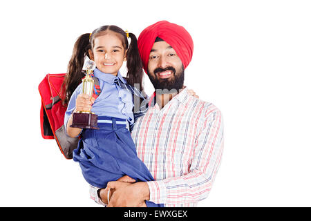 2 indische Punjabi Vater und Schüler Tochter Sieg-Trophäe Stockfoto