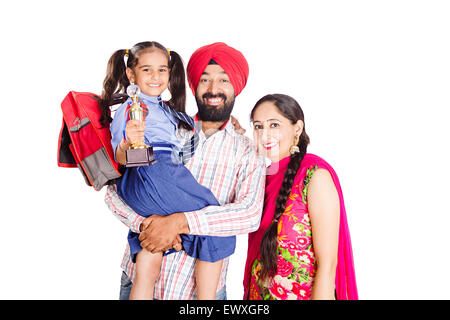 Indian Punjabi Eltern und Schüler Tochter Sieg-Trophäe Stockfoto