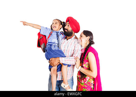 Indian Punjabi Eltern und Schüler Tochter Schuldzuweisungen Stockfoto