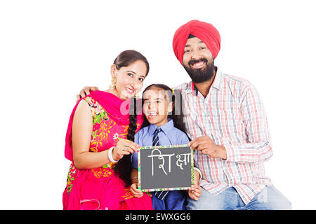 Indian Punjabi Eltern und Schüler Tochter Schiefer Board anzeigen Stockfoto