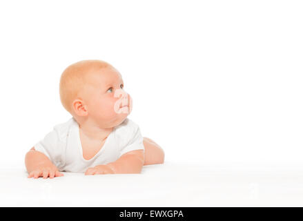 kluge Mädchen Baby in weißen Decke auflegen Stockfoto